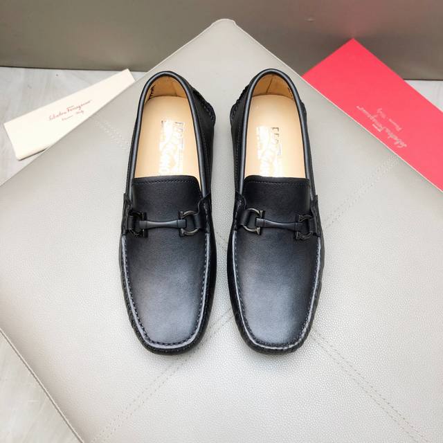 商品商标: Ferragamo 菲拉格慕 正码码数:38-44 45定做 商品材料: F家 男士豆豆鞋 2024官网同步 市场顶级版本 牛皮粒纹 杏色牛里 原版